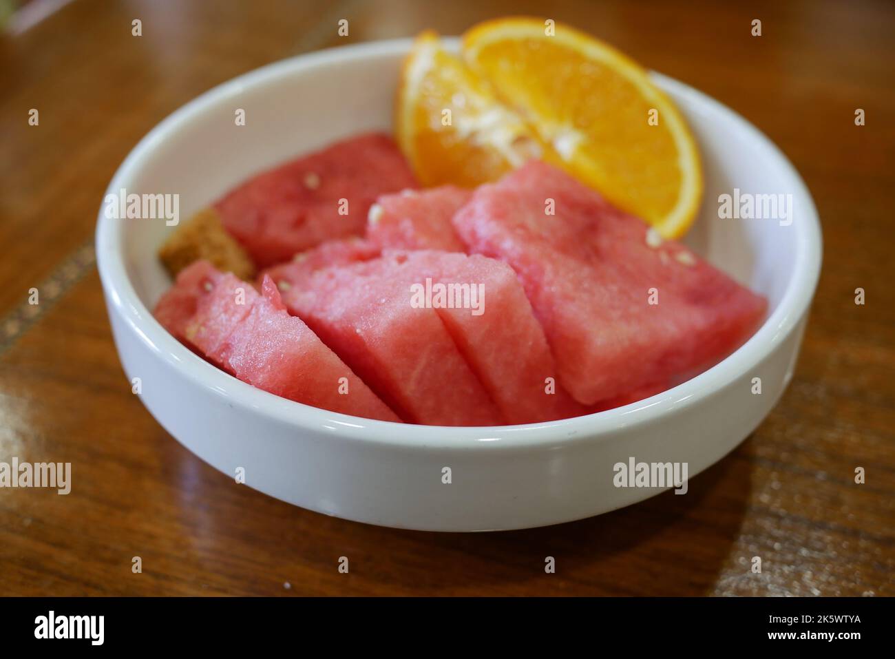 Nahaufnahme einer Scheibe Wassermelone in einer Schüssel auf dem Tisch Stockfoto