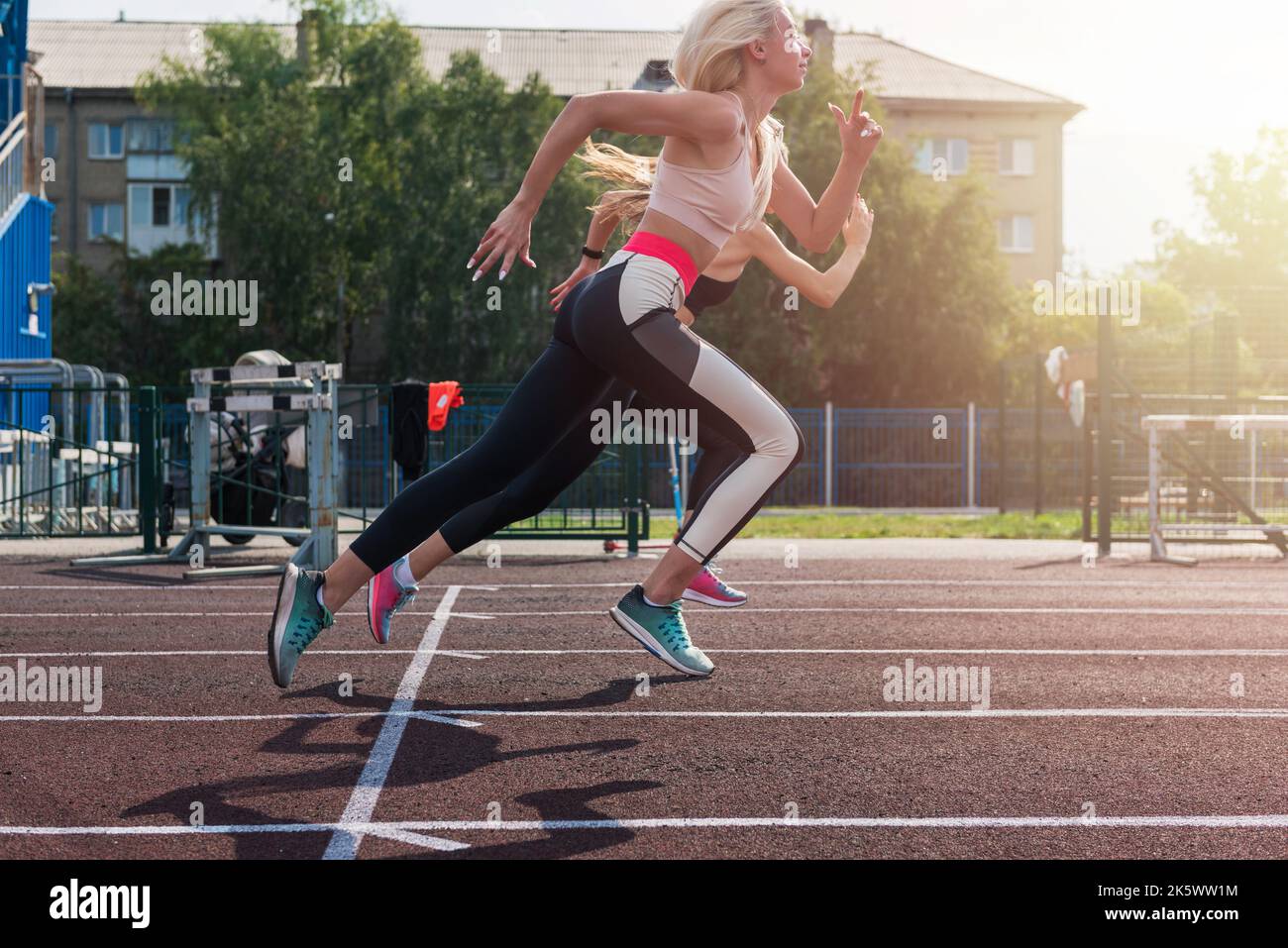 Zwei junge Laufsportlerin trainieren im Stadion im Freien Stockfoto