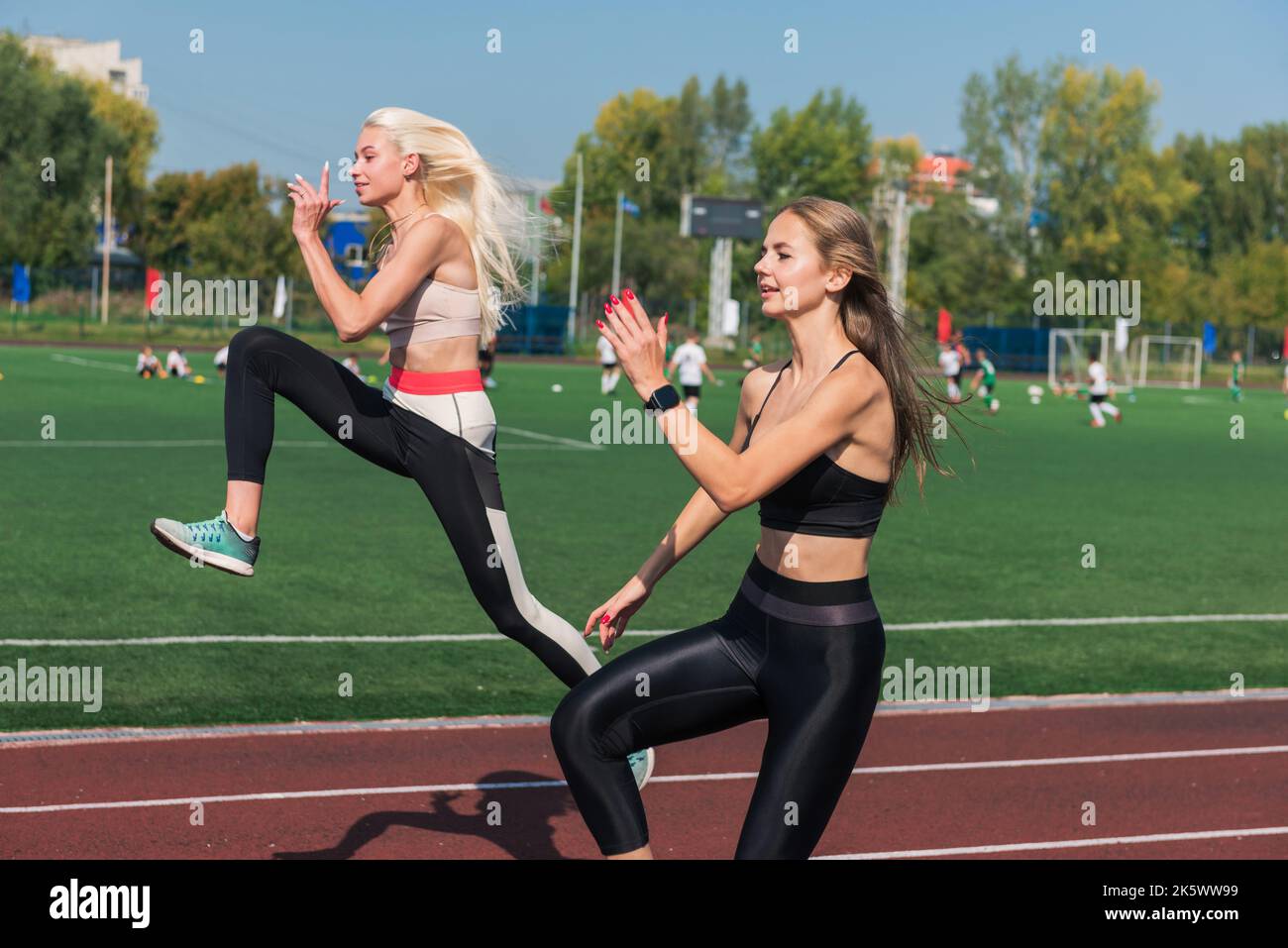 Zwei junge Laufsportlerin trainieren im Stadion im Freien Stockfoto