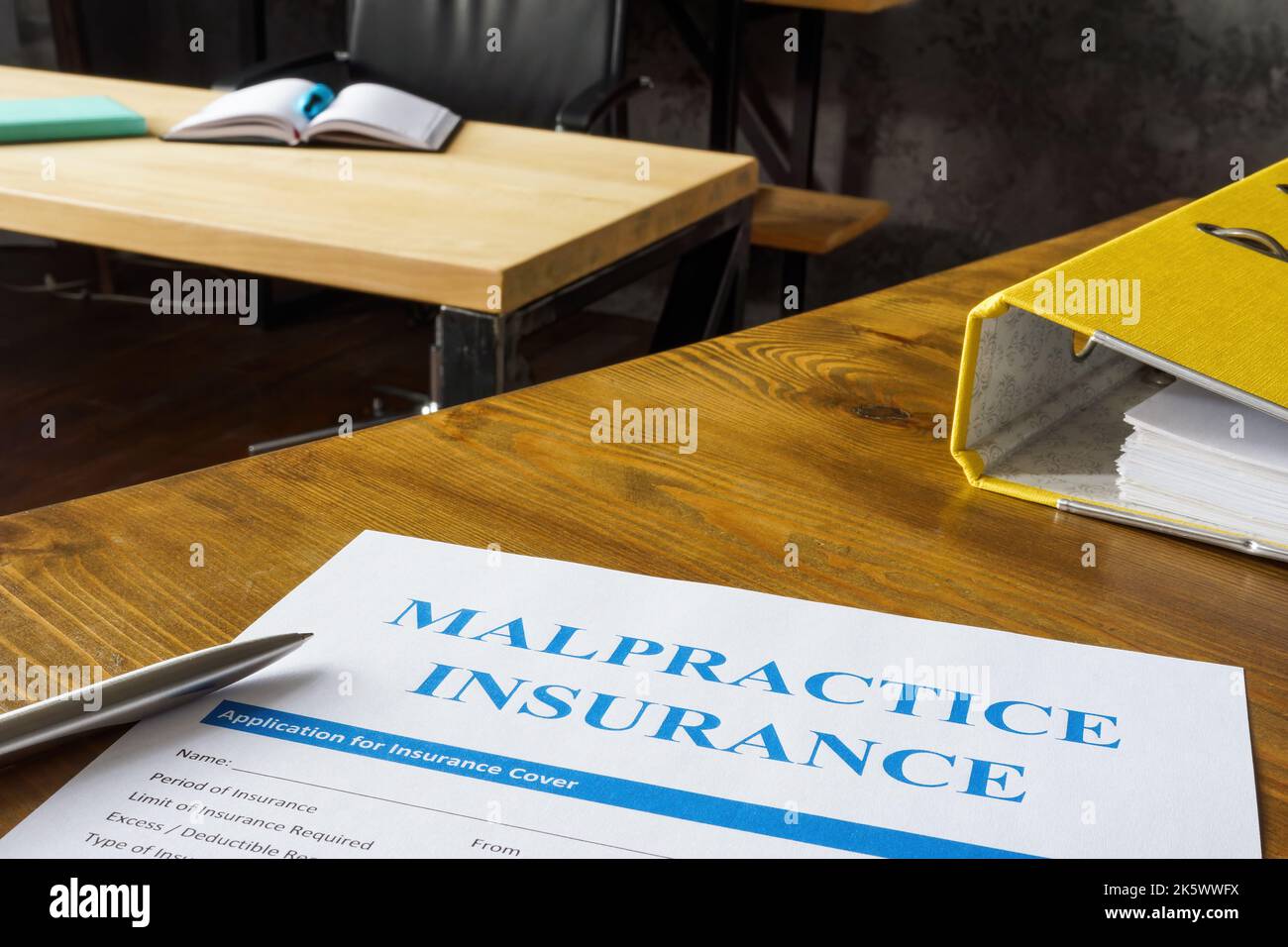 Tabelle mit Anwendung der Versicherung für Fehlpraktik. Stockfoto