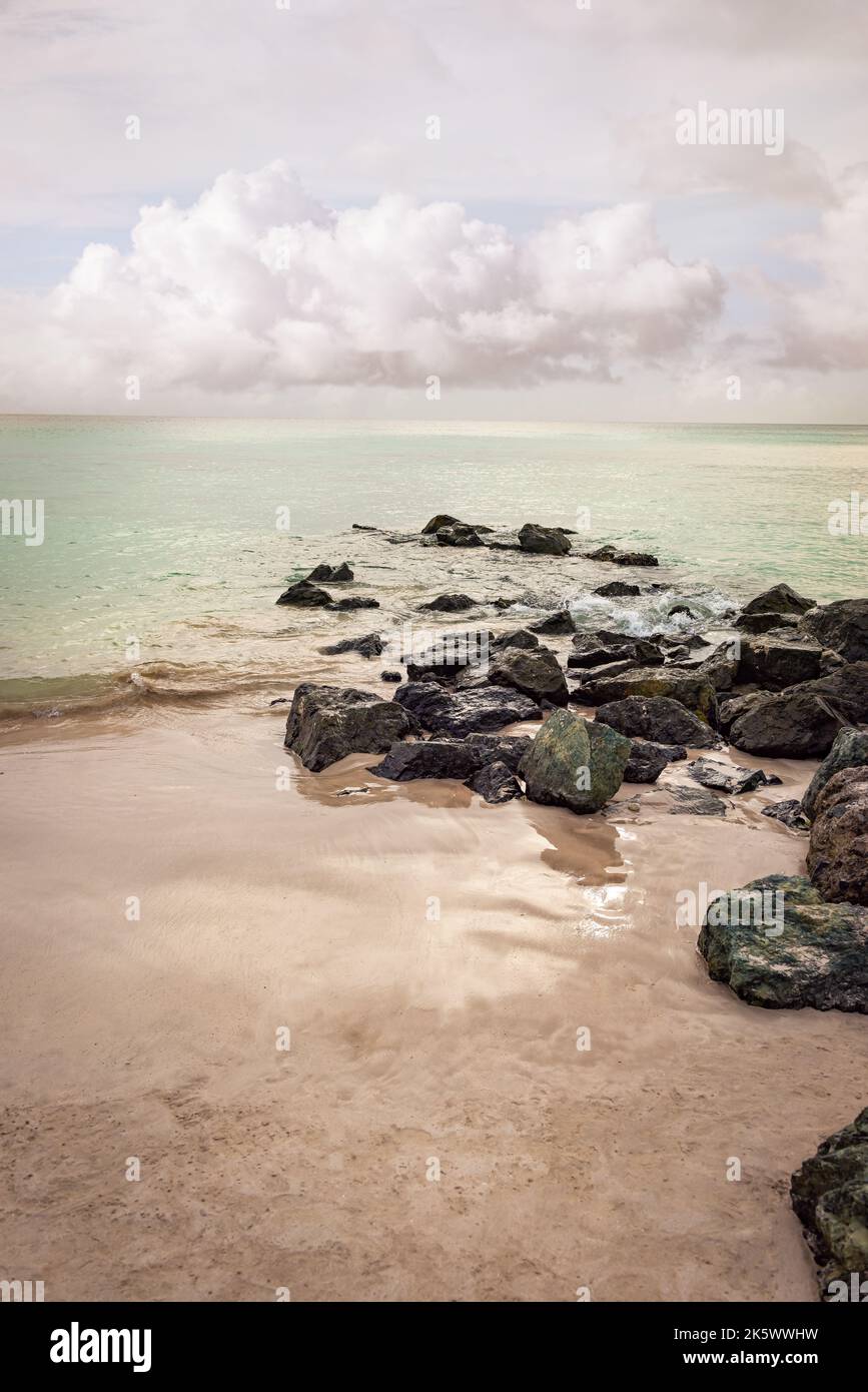 Strand am Meer an den Lavafelsen Tobago entspannende Aussicht Seeseite niemand Stockfoto