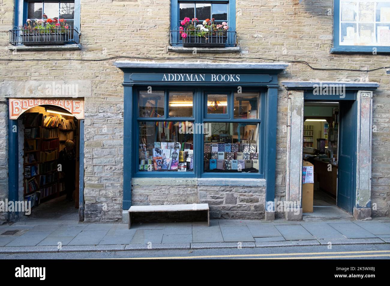 Außenansicht des Schaufensters des Addyman Books Stores am National Bookshop Day in der Buchstadt Hay-on-Wye Powys Wales Großbritannien KATHY DEWITT Stockfoto