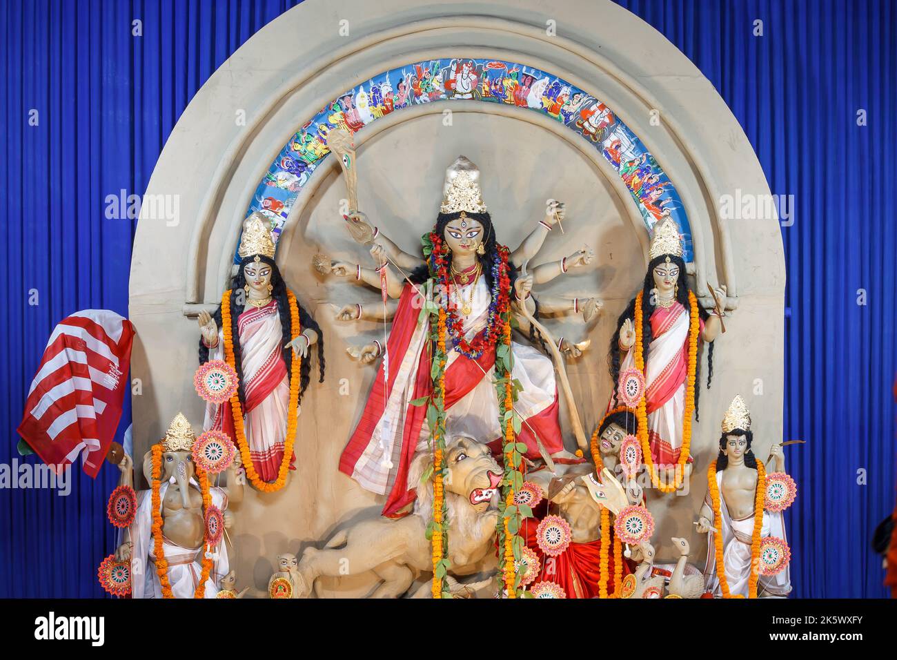 Mayur Vihar , Phase-I , Neu-Delhi , Indien,Dt-02 Oct 2022.A VEW of Durga Idiol within Puja Pandal Stockfoto