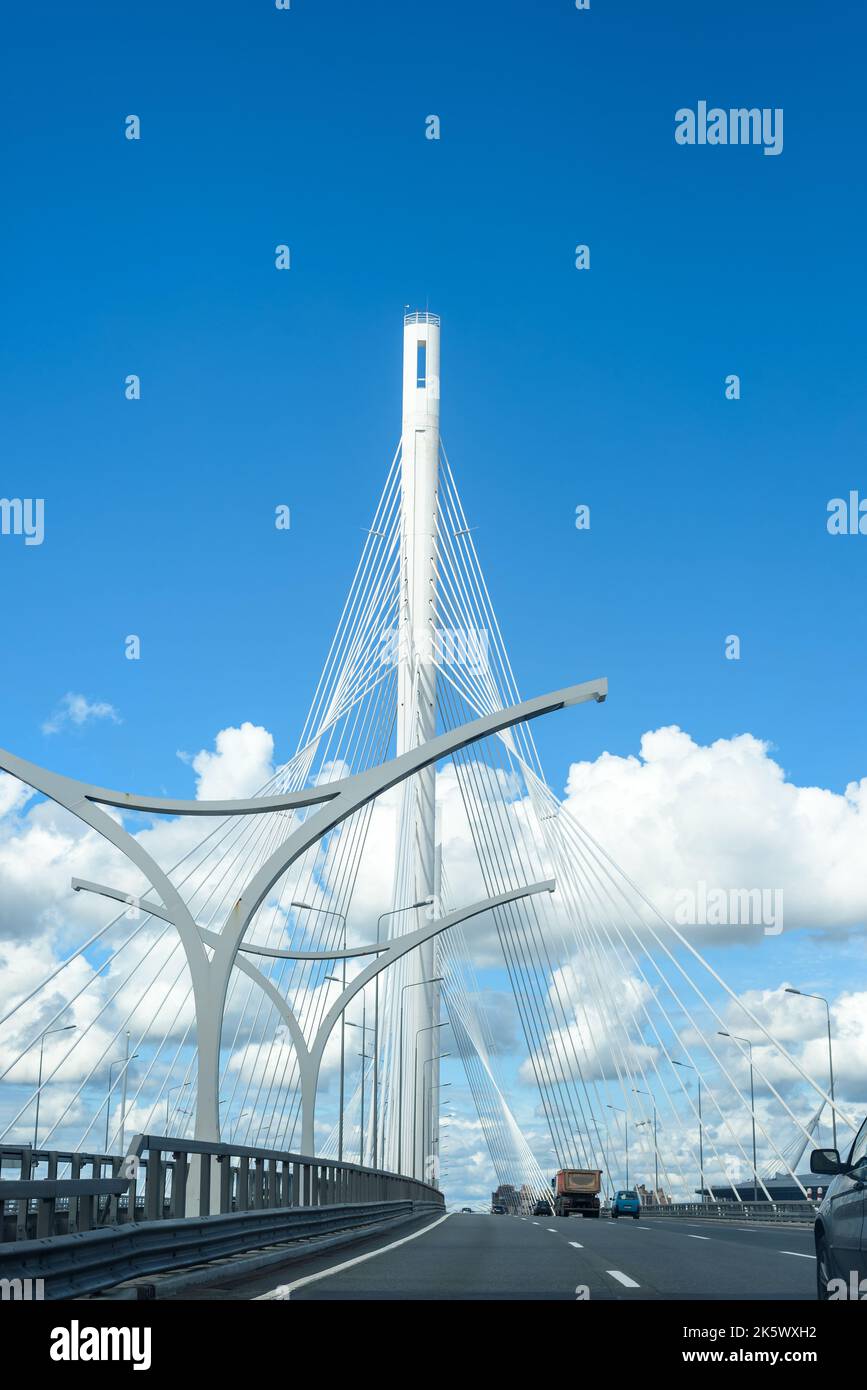 Elegante Brücke auf Mautstraße bei schönem Wetter gegen blauen Himmel Stockfoto