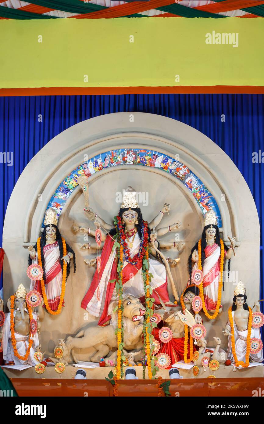 Mayur Vihar , Phase-I , Neu-Delhi , Indien,Dt-02 Oct 2022.A VEW of Durga Idiol within Puja Pandal Stockfoto