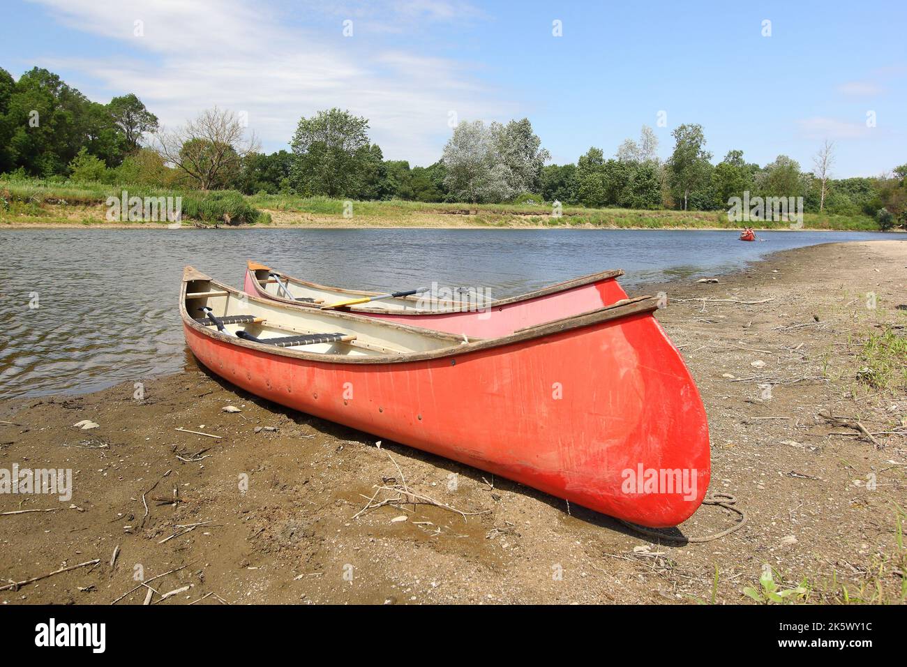 Zwei alte rote Kanus (Boote) am Ufer der Morava, Österreich, Europa Stockfoto