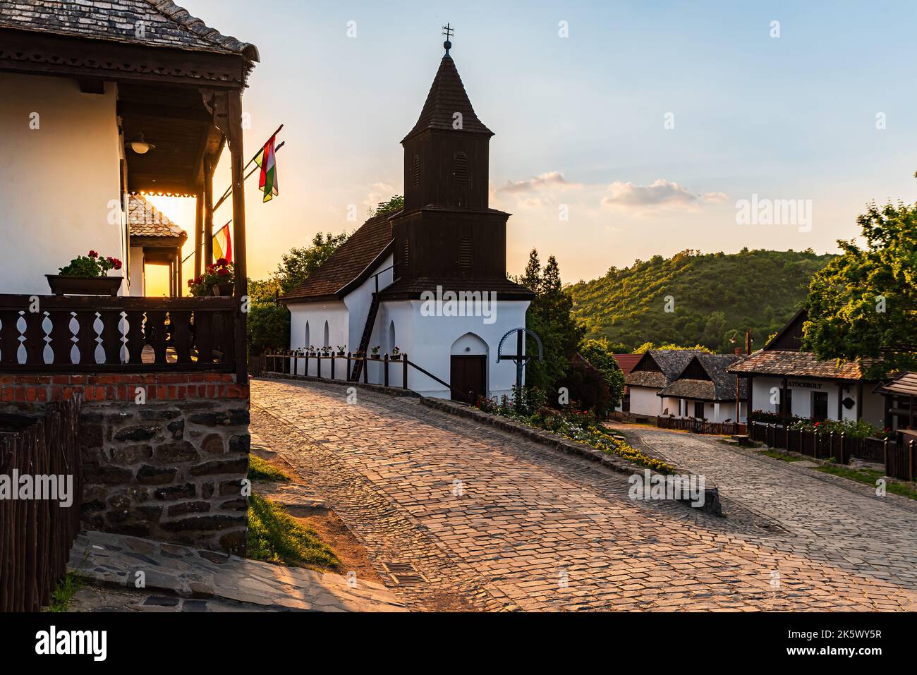 Nette traditionelle Stadt in ungarn, deren Name Holloko ist. Ungarischer Name ist Hollokő (Rabenstein in englisch) Alte Häuser dieser Ort befindet sich auf der UNSECO-Website Stockfoto