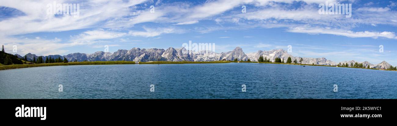 Panoramablick auf den Schalkogelsee und das Totes Gebirge (Grosser Priel, Spitzmauer) während des sonnigen Tages, Alpen, Österreich Stockfoto