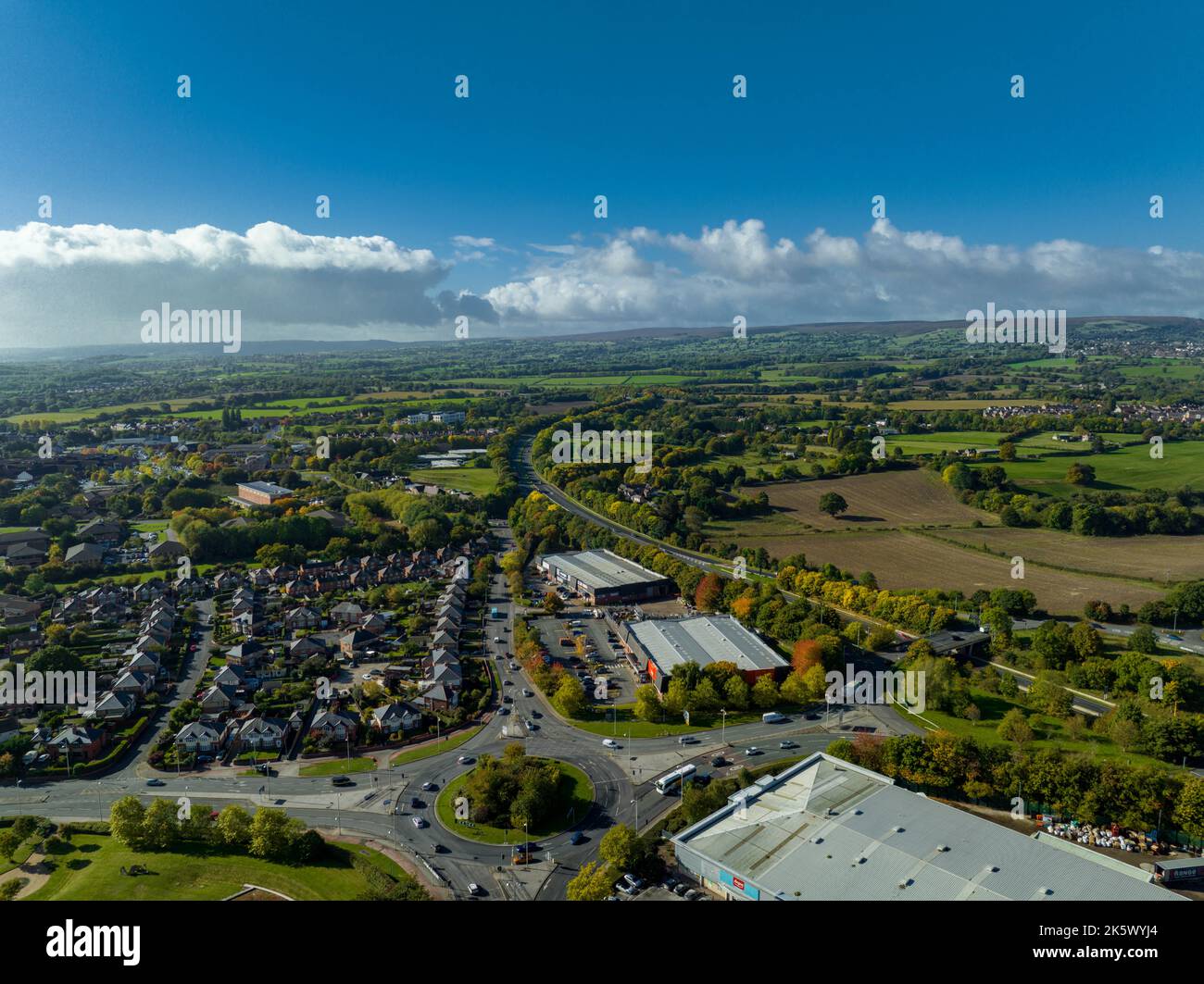 Willkommen im Wrexham Football Club, dem berühmten Pferderennbahn-Gelände des Deadpool-Stars Ryan Reynolds von der Air Aerial Drone Images, das Mcelhenney raubt Stockfoto