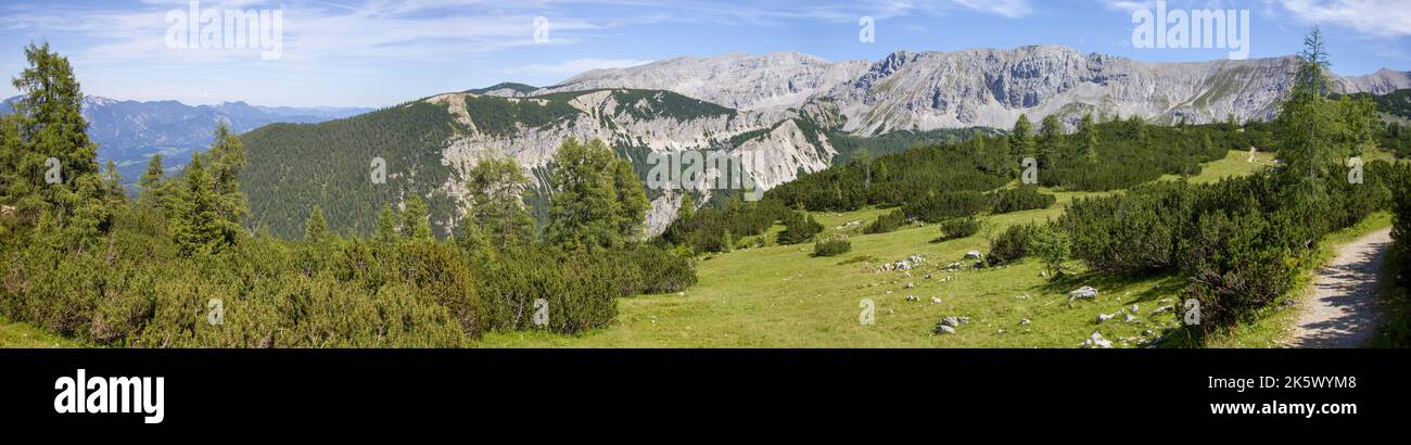 Panoramablick auf den Touristenpfad im Totes Gebirge (Alpen) mit einem Hintergrund auf einen Kamm der Torstein- und Pyhrner Kampl-Gipfel, Österreich Stockfoto