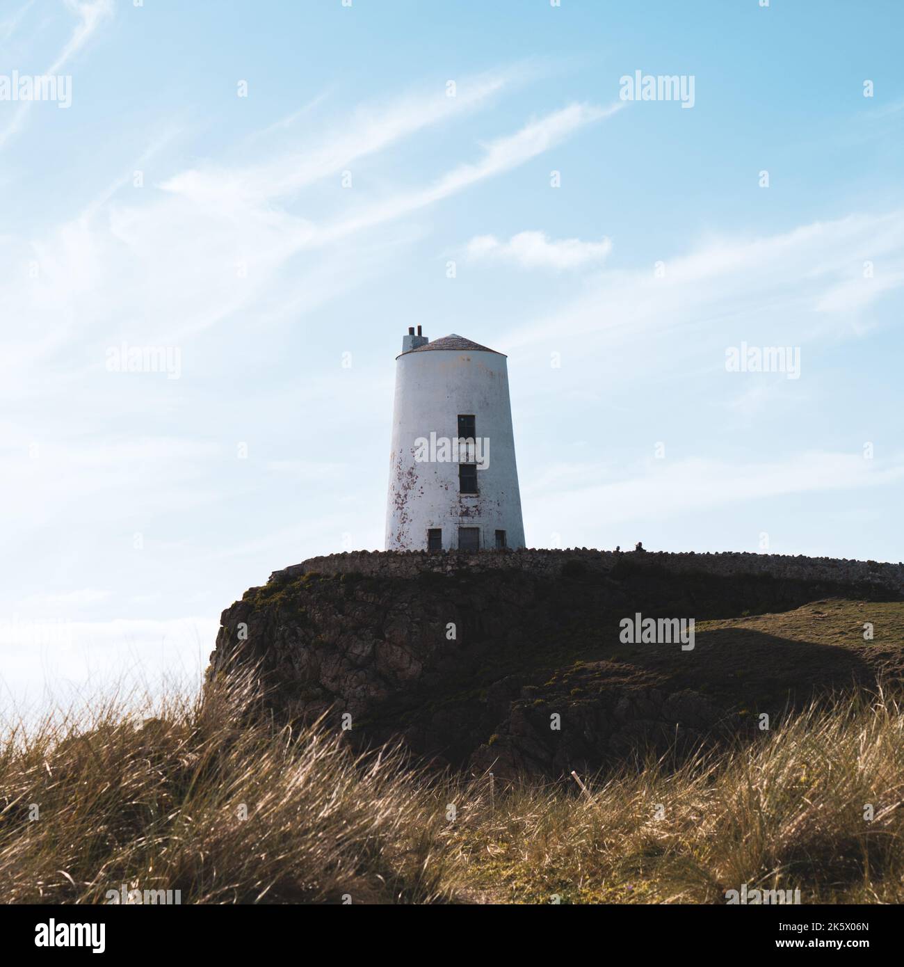 Der Leuchtturm des Great Tower auf der Ynys Llanddwyn in Anglesey, Wales Stockfoto