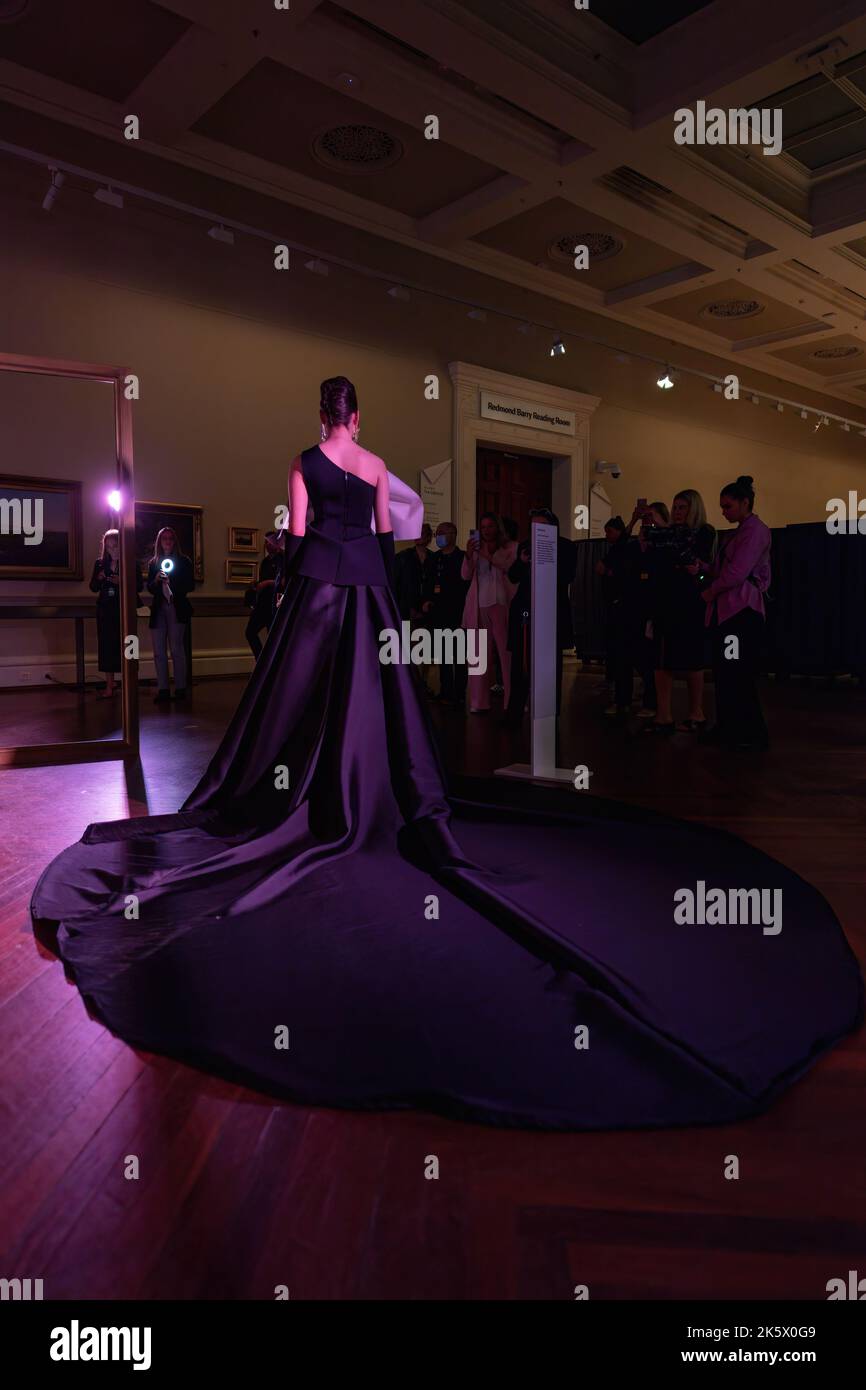 Melbourne, Australien. 10. Oktober 2022. Ein Modell in einem fließenden schwarzen Design von Mariam Seddiq während der Veranstaltung. Die Eröffnungsnacht der Melbourne Fashion Week begann mit der Fashion X Art in der State Library Victoria, wo die Arbeiten von Designern in den großen Räumen und Räumen der historischen Bibliothek und der hoch aufragenden Kuppel zu sehen waren. Kredit: SOPA Images Limited/Alamy Live Nachrichten Stockfoto