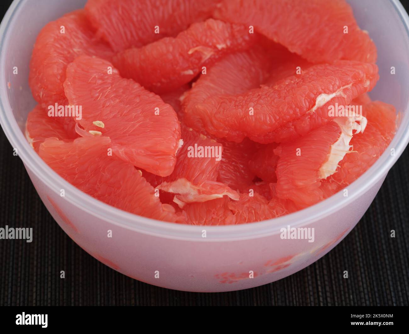 Eine Schüssel mit Grapefruitscheiben darin. Nahaufnahme. Stockfoto