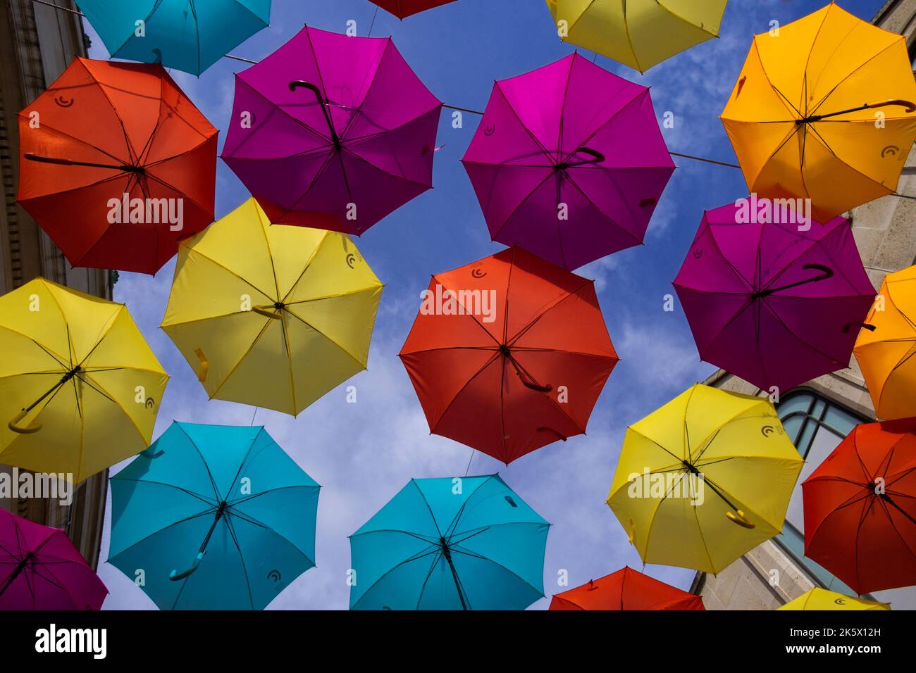 Hängende Regenschirme in einem Londoner Gebäude Stockfoto