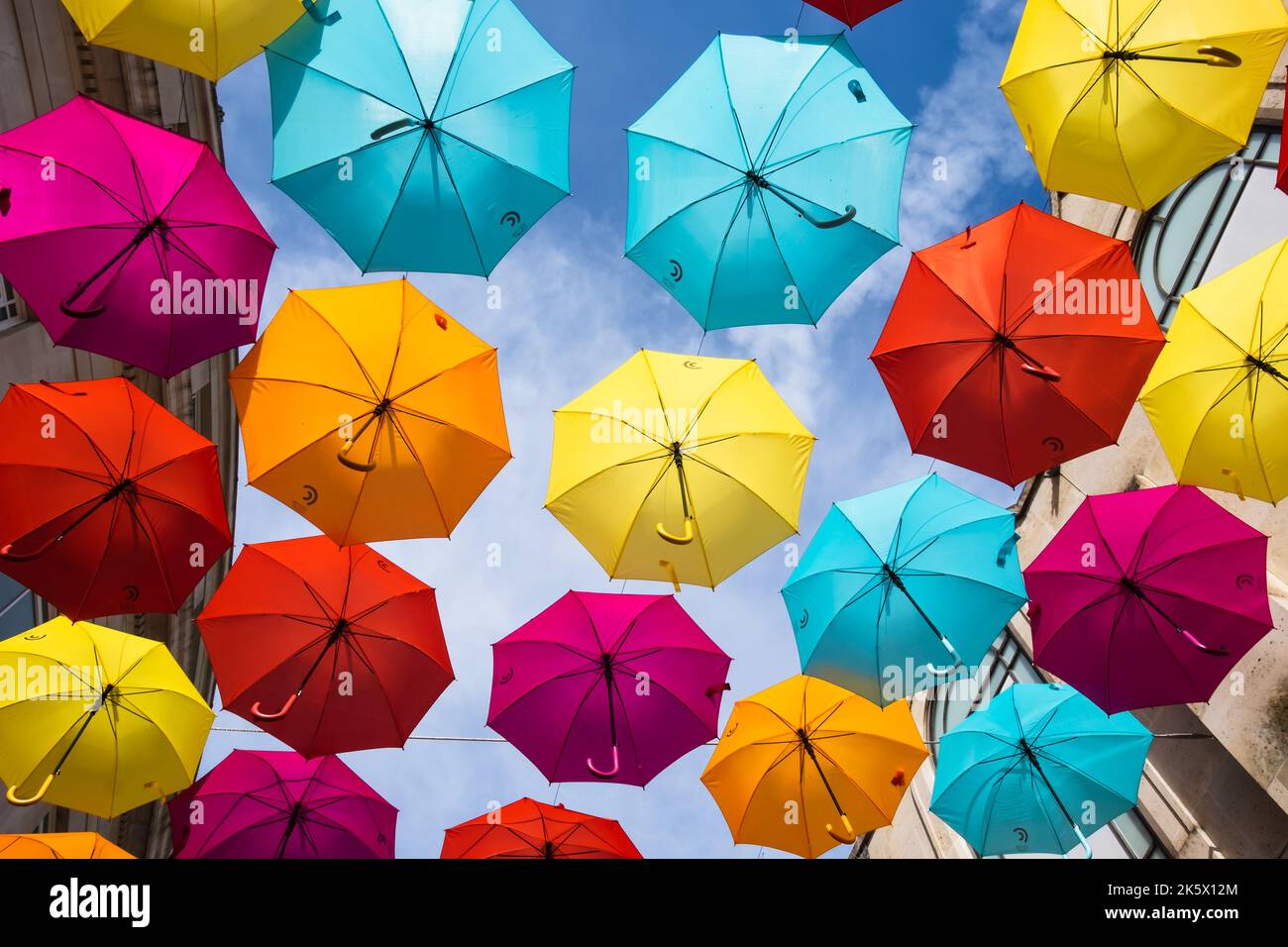 Hängende Regenschirme in einem Londoner Gebäude Stockfoto