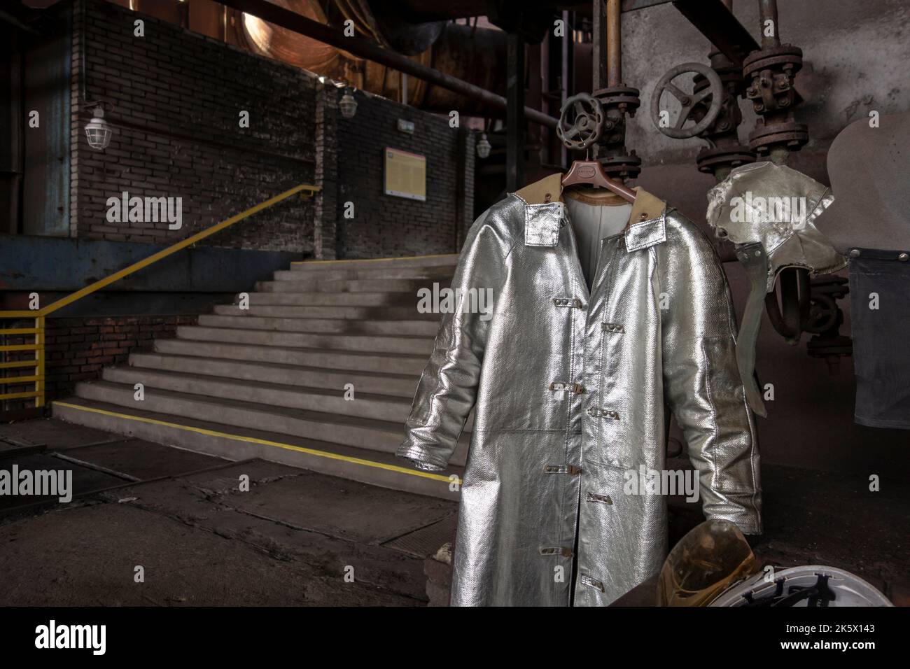 OSTRAVA, TSCHECHISCHE REPUBLIK - 23. SEPTEMBER 2020: Silberner Schutzanzug für Stahlwerksarbeiter in Dolni Vitkovice, Museum Ostrava Stockfoto