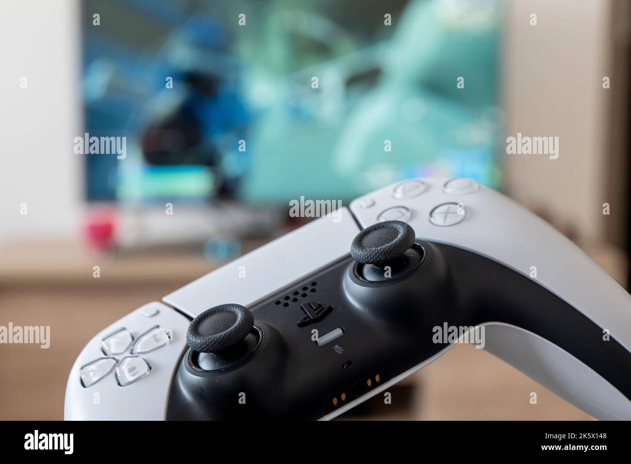 OSTRAVA, TSCHECHISCHE REPUBLIK - 17. MÄRZ 2022: DualSense-Controller zum Spielen eines Computerspiels auf der Sony PlayStation 5-Konsole Stockfoto