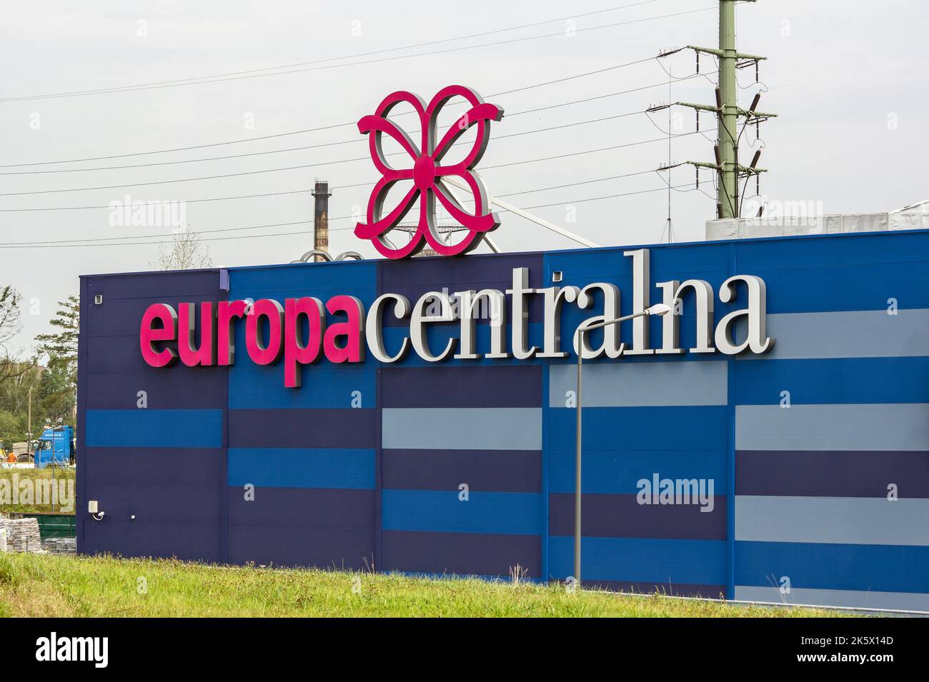 GLIWICE, POLEN - 29. JULI 2022: Einkaufszentrum Europa Centralna mit dem Logo in Gliwice, wo sich viele Geschäfte befinden Stockfoto