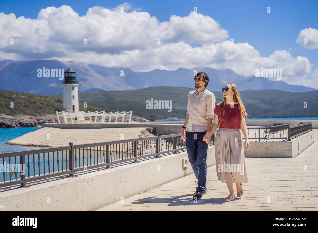 Verliebte Touristen genießen die Aussicht auf Architektur und Luxusyachten in Lustica Bay, Montenegro. Reisen Sie durch Montenegro Konzept. Los Stockfoto