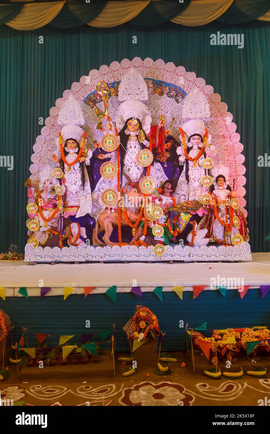 Sarita Vihar Sarbojanin Puja Samiti, Neu-Delhi, Indien, Dt-1 Oct 2022. Ein Blick auf Durga Idiol in Puja Pandal Stockfoto
