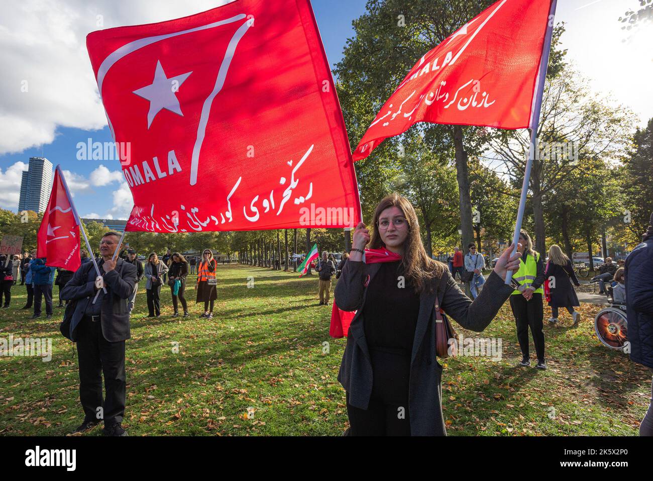 Während der Demonstration auf dem Malieveld in Den Haag halten Demonstranten die Fahnen der ‘Komala-Partei Iranisch-Kurdistans'. Die Iraner und ihre Anhänger versammelten sich in Den Haag Hunderte von Menschen, um die Iraner zu unterstützen, die auf den Straßen des Iran protestierten. Sicherheitskräfte im Iran haben Demonstranten nach der Verhaftung und dem plötzlichen Tod des 22-jährigen Mahsa Amin und des 17-jährigen Nika Shakarami niedergeschlagen; sie wurden wegen Mahsa Amin während der Teilnahme an einer Protestdemo verhaftet. Amin wurde von der Moralpolizei wegen des unsachgemäßen Tragens ihres Hijab-Kopftuchs verhaftet. Die Polizei behauptete, dass sie einen Herzstillstand erlitten habe, während sie Questio war Stockfoto