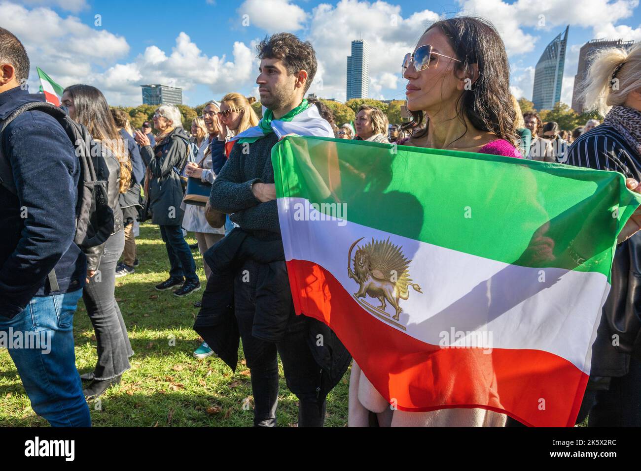 Ein Protestler hält während der Demonstration auf dem Malieveld in Den Haag eine iranische Flagge. Die Iraner und ihre Anhänger versammelten sich in Den Haag Hunderte von Menschen, um die Iraner zu unterstützen, die auf den Straßen des Iran protestierten. Sicherheitskräfte im Iran haben Demonstranten nach der Verhaftung und dem plötzlichen Tod des 22-jährigen Mahsa Amin und des 17-jährigen Nika Shakarami niedergeschlagen; sie wurden wegen Mahsa Amin während der Teilnahme an einer Protestdemo verhaftet. Amin wurde von der Moralpolizei wegen des unsachgemäßen Tragens ihres Hijab-Kopftuchs verhaftet. Die Polizei behauptete, dass sie während der Befragung einen Herzstillstand erlitten habe; ihre Verletzungen deuteten darauf hin Stockfoto