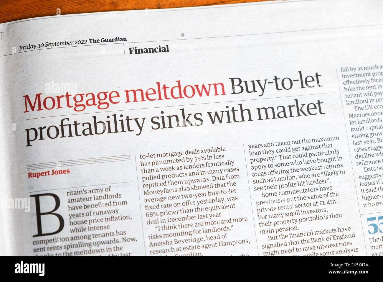 „Hypothekenschmelze Buy-to-let-Rentabilität sinkt mit dem Markt“, titelt die Zeitung Guardian den britischen Wirtschaftsartikel 30. September 2022 London UK Stockfoto