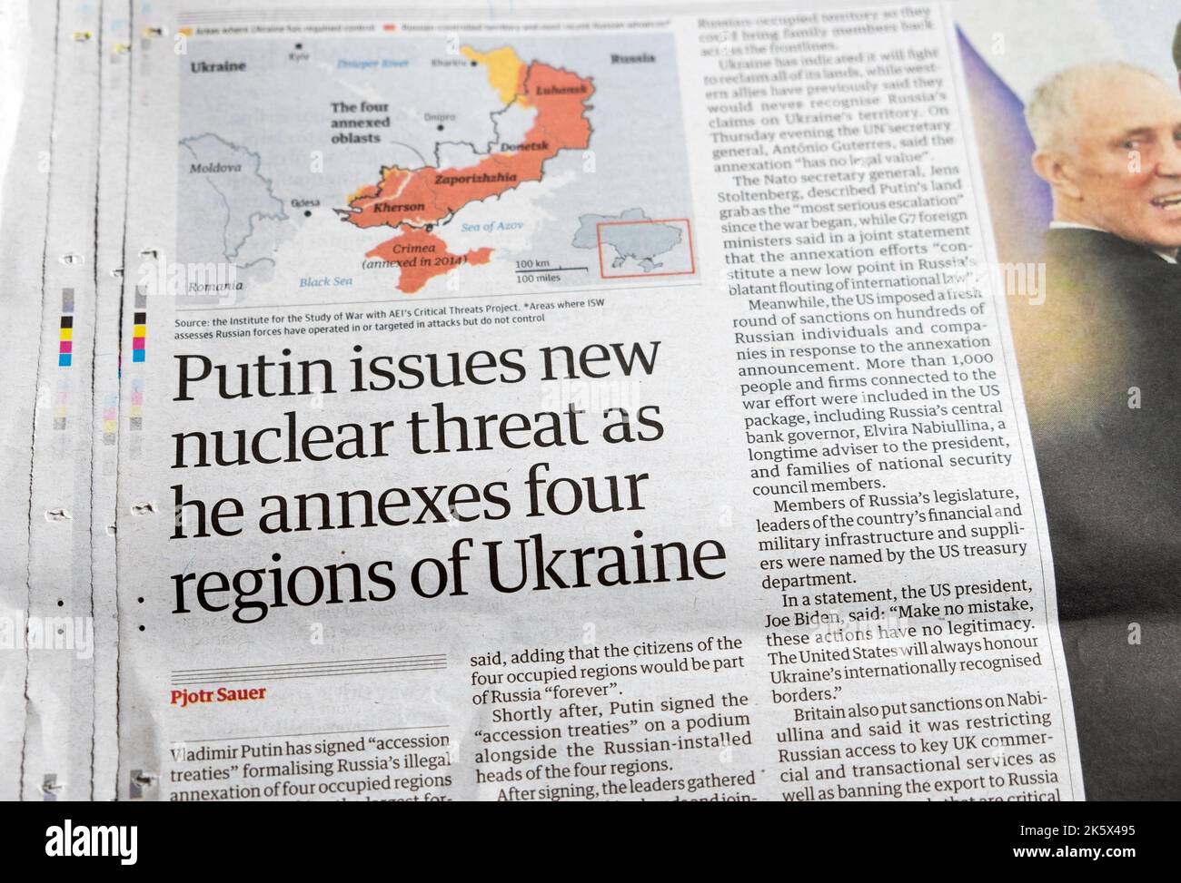 „Putin stellt neue nukleare Bedrohung aus, als er vier Regionen der Ukraine annektiert“, titelt die Zeitung Guardian 30 September 2022 London UK Stockfoto
