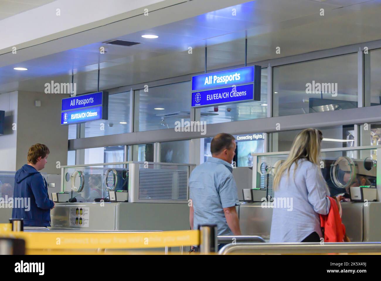 Bürgerschalter in der EU/EWR/CH-Region bei der Passkontrolle auf einem europäischen Flughafen Stockfoto