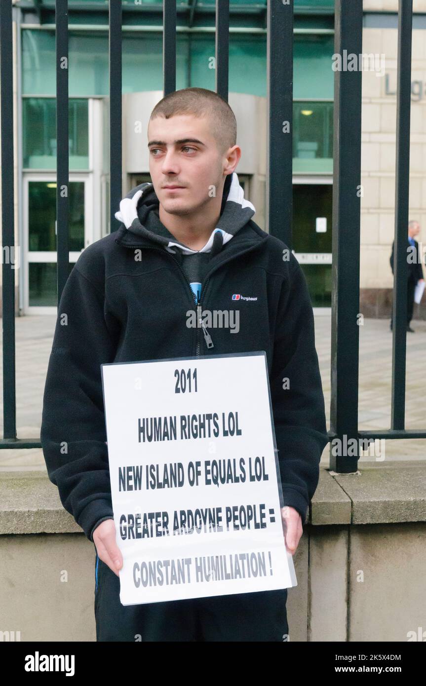 31/10/2011, Belfast, Nordirland. Das Greater Ardoyne Residents Committee (GARC) protestiert vor den Gerichten von Laganside gegen ein Verfahren gegen Bewohner, das am 12.. Juli wegen des Versuchs, den Orange March an Ardoyne vorbei zu stoppen, verhaftet wurde. Stockfoto