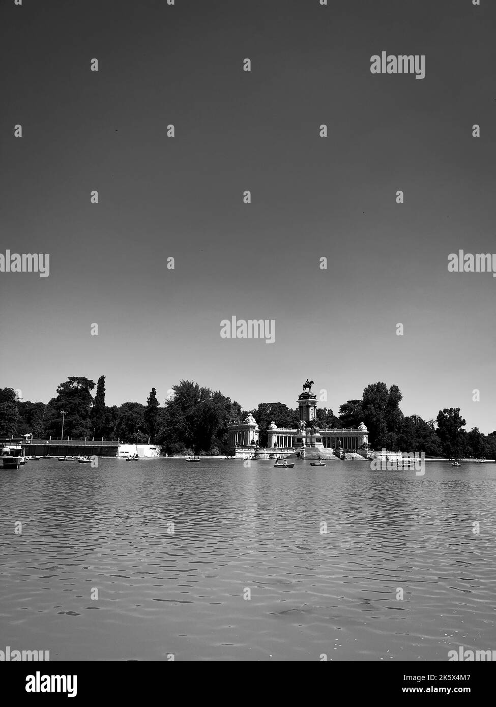 Eine vertikale Aufnahme des Alfonso XI-Denkmals im Buen Retiro Park (El Retiro), Madrid, Spanien Stockfoto