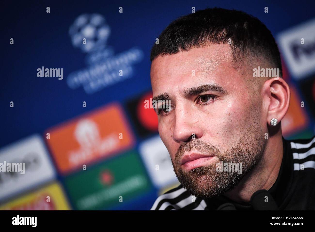 Paris, Frankreich, Frankreich. 10. Oktober 2022. Nicolas OTAMENDI aus Benfica während einer Pressekonferenz der SL Benfica im Stadion Parc des Princes am 10. Oktober 2022 in Paris, Frankreich. (Bild: © Matthieu Mirville/ZUMA Press Wire) Stockfoto