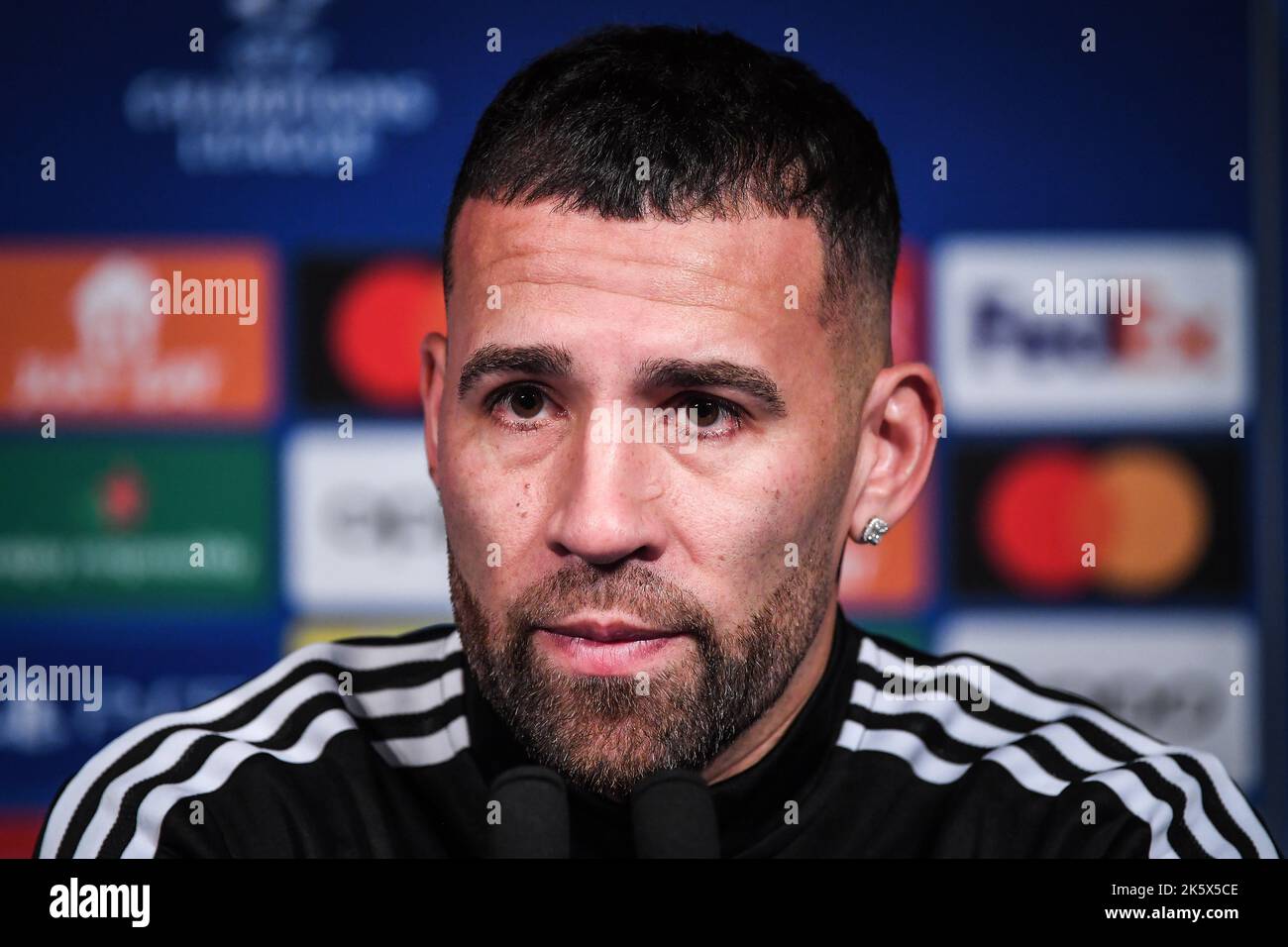 Paris, Frankreich, Frankreich. 10. Oktober 2022. Nicolas OTAMENDI aus Benfica während einer Pressekonferenz der SL Benfica im Stadion Parc des Princes am 10. Oktober 2022 in Paris, Frankreich. (Bild: © Matthieu Mirville/ZUMA Press Wire) Stockfoto