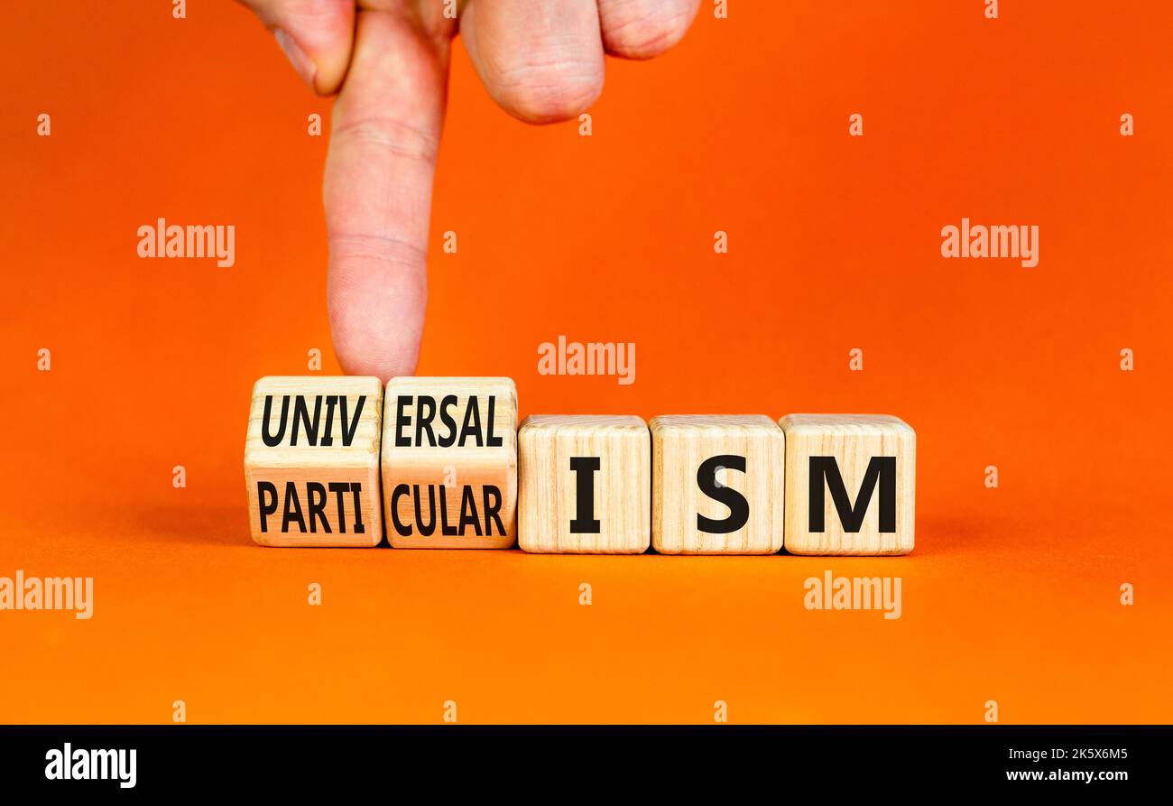 Universalismus oder Partikularismus Symbol. Begriff Wörter Universalismus oder Partikularismus auf Würfel. Geschäftsmann Hand. Schöner orangefarbener Hintergrund. Business un Stockfoto