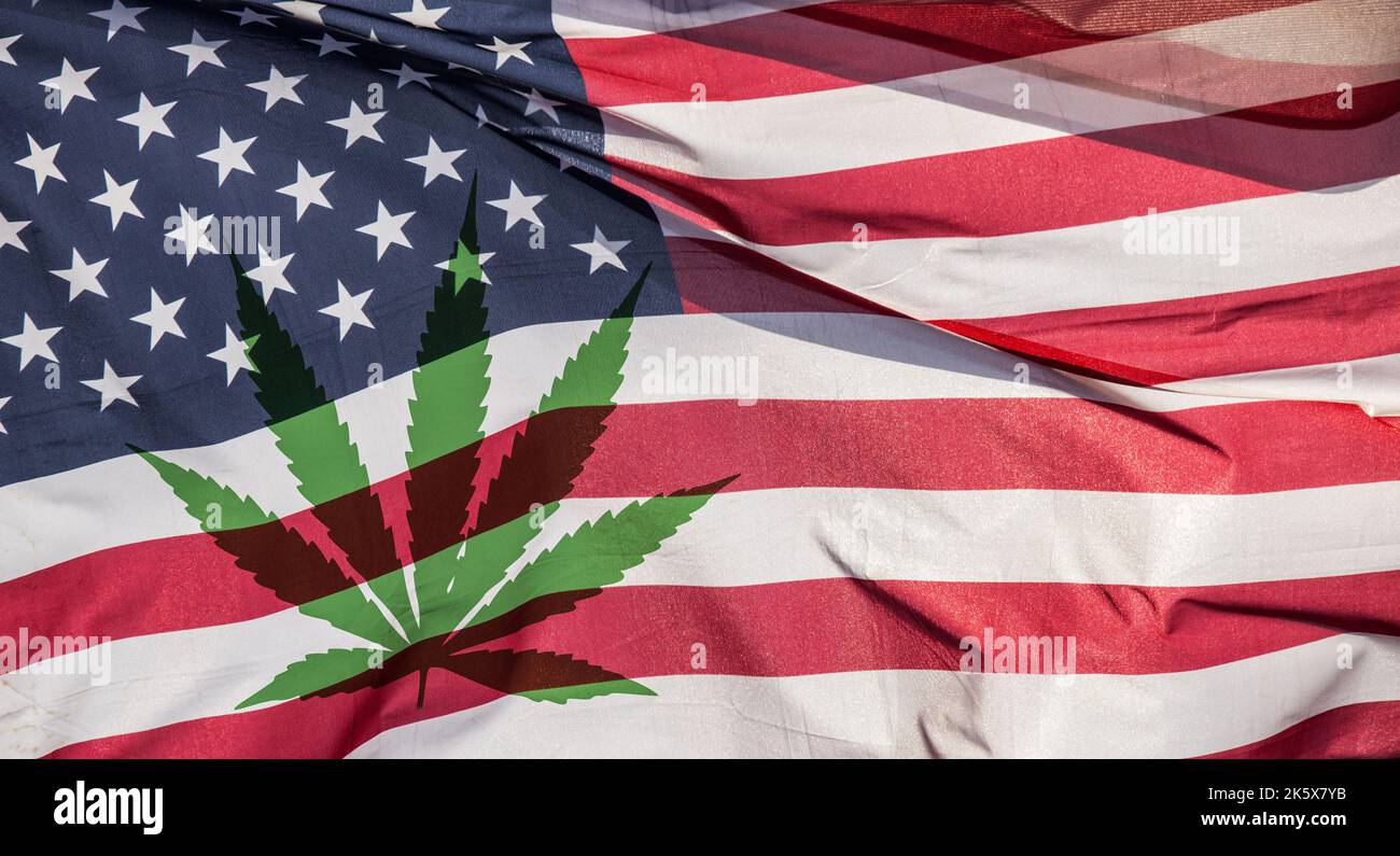 Cannabisblatt auf USA, Stars and Stripes-Flagge. Legalisierung von Marihuana... Konzept. Stockfoto