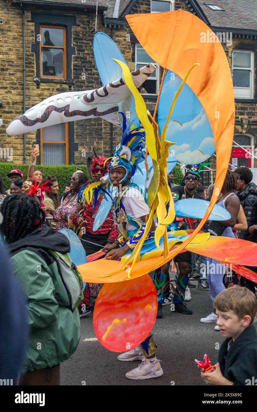 Junge in einem Flugzeugkostüm bei der Leeds West Indian Carnival Parade Stockfoto