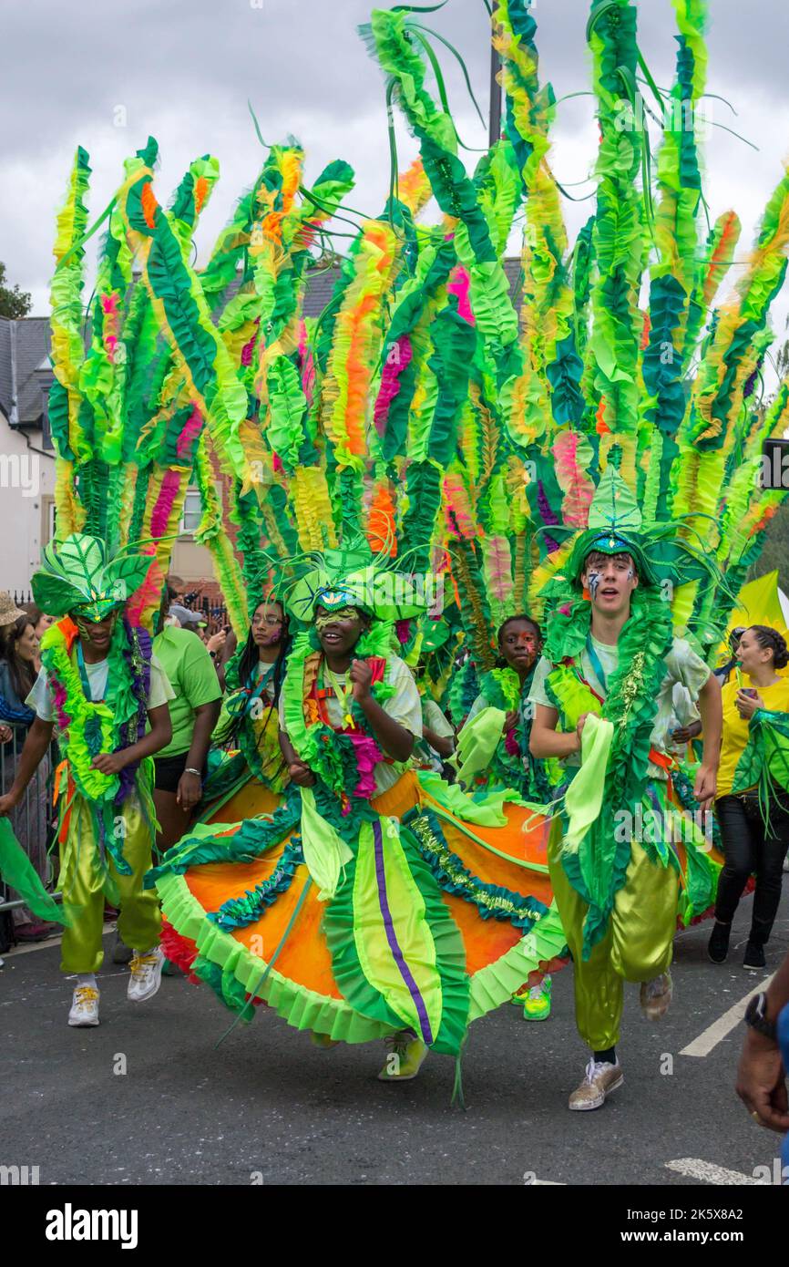 Kinder in bunten grünen Kostümen, Leeds West Indian Carnival Parade Stockfoto