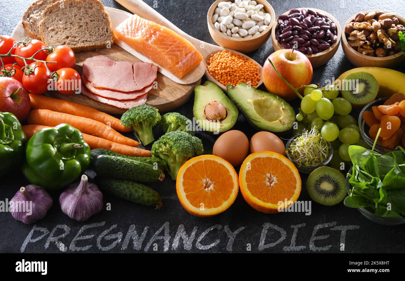 Lebensmittel, die für die Schwangerschaft empfohlen werden. Gesunde Ernährung Stockfoto