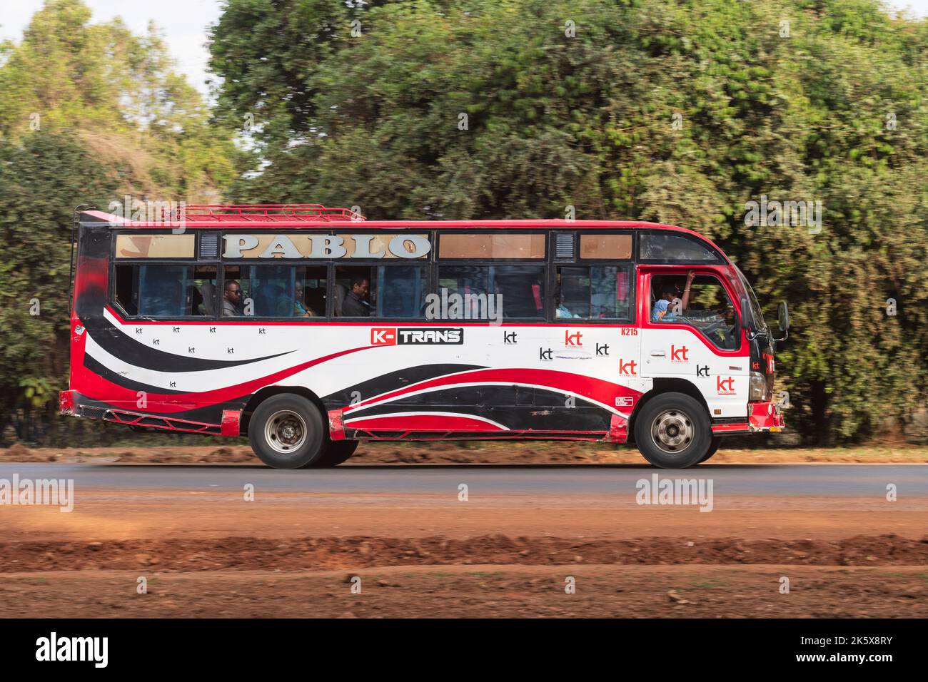 Ein Bus, der entlang der Ngong Straße in der Nähe der Kreuzung mit Oloolua Close fährt. Ngong Road, Nairobi, Kenia. 4. September 2022 Stockfoto