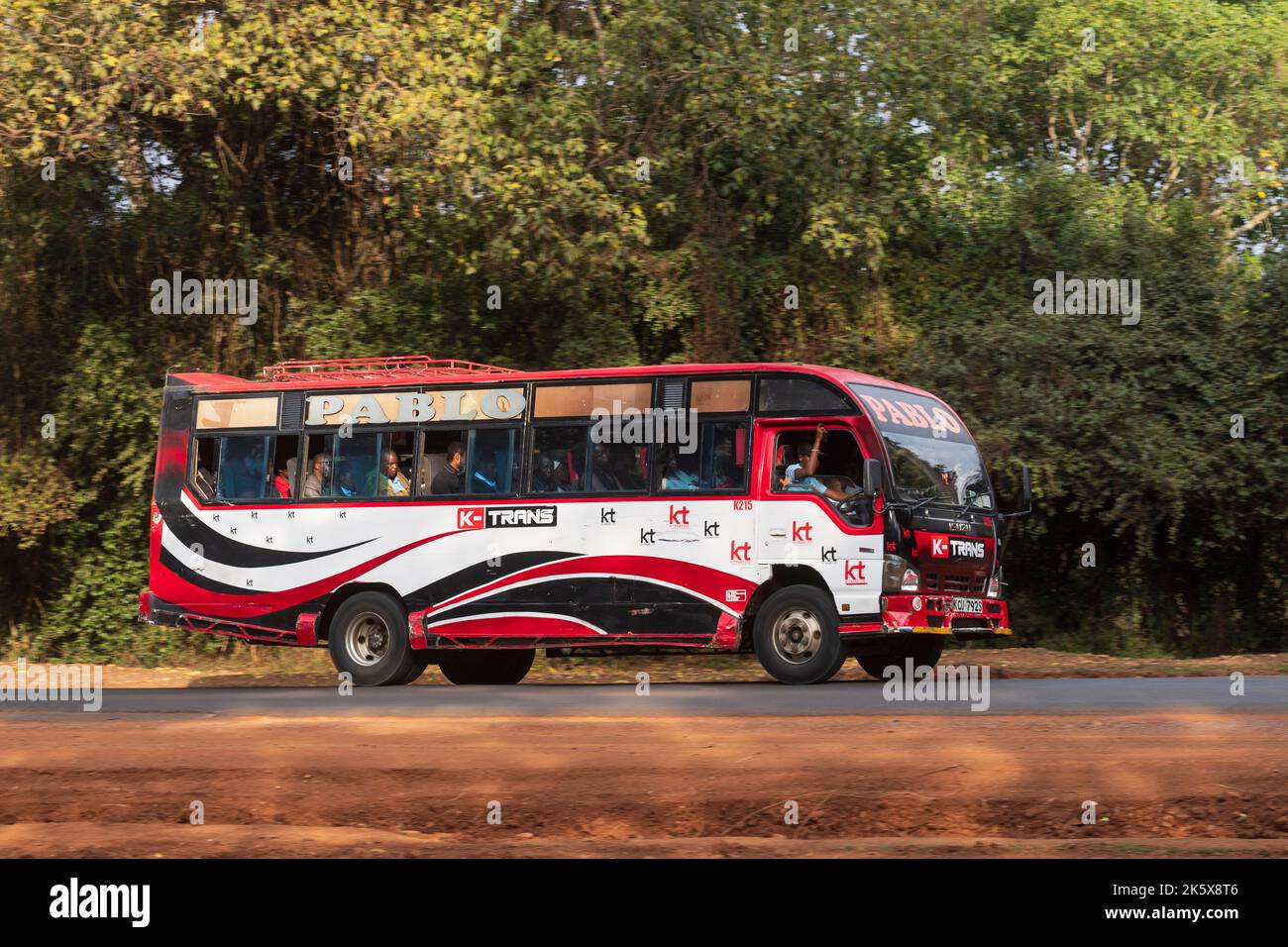Ein Bus, der entlang der Ngong Straße in der Nähe der Kreuzung mit Oloolua Close fährt. Ngong Road, Nairobi, Kenia. 4. September 2022 Stockfoto