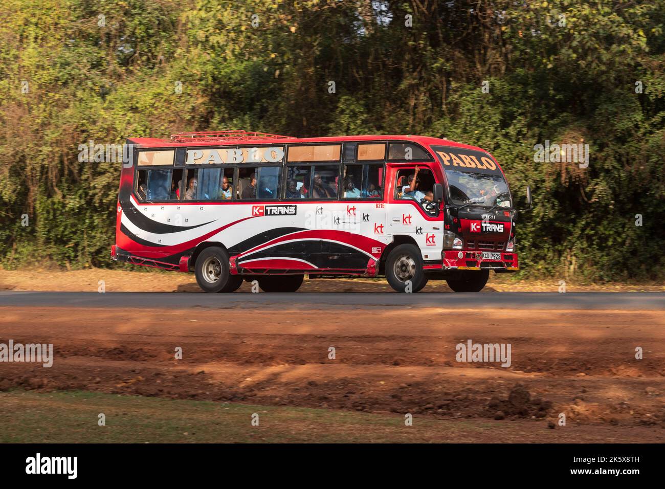 Ein Bus, der entlang der Ngong Straße in der Nähe der Kreuzung mit Oloolua Close fährt. Ngong Road, Nairobi, Kenia. 4. September 2022 Stockfoto