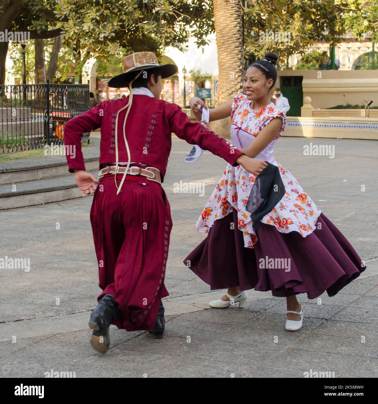 Traditionelles argentinisches Paar tanzt auf der Plaza 9 de Julio in Salta Stockfoto
