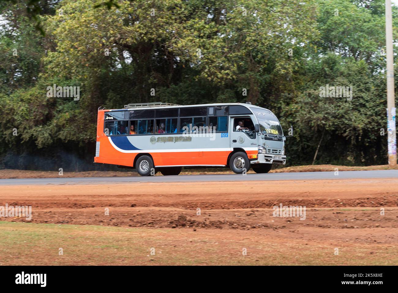 Ein Bus, der entlang der Ngong Straße in der Nähe der Kreuzung mit Oloolua Close fährt. Ngong Road, Nairobi, Kenia. 4. September 2022 Stockfoto