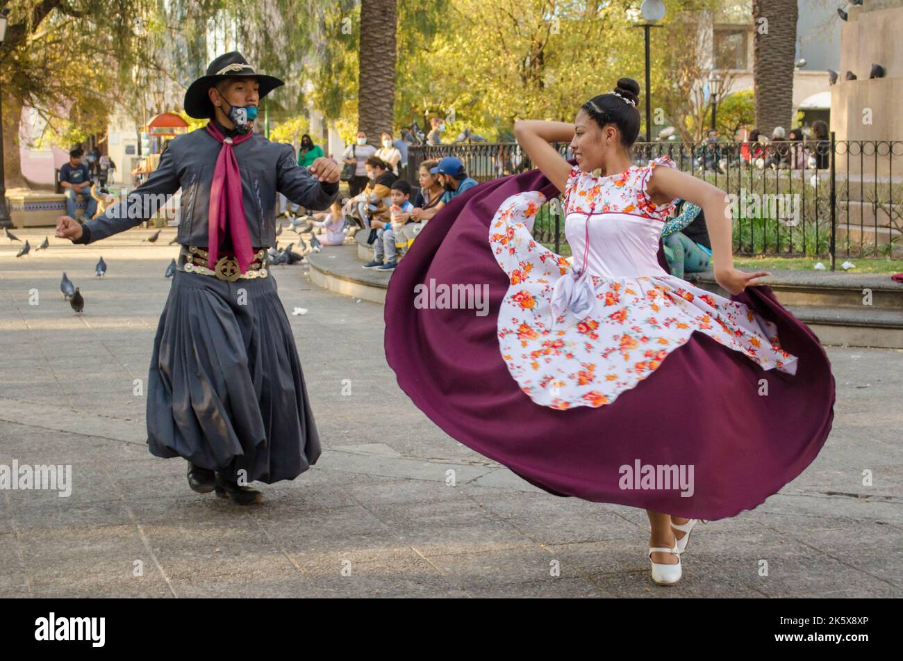Traditionelles argentinisches Paar tanzt auf der Plaza 9 de Julio in Salta Stockfoto