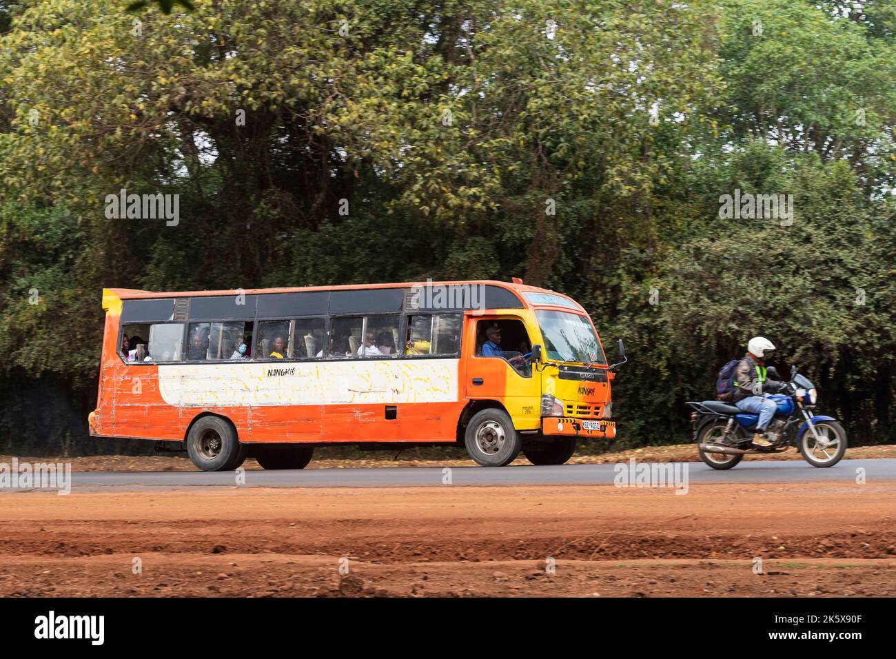 Ein Bus, der entlang der Ngong Straße in der Nähe der Kreuzung mit Oloolua Close fährt. Ngong Road, Nairobi, Kenia. 4. September 2022 Stockfoto