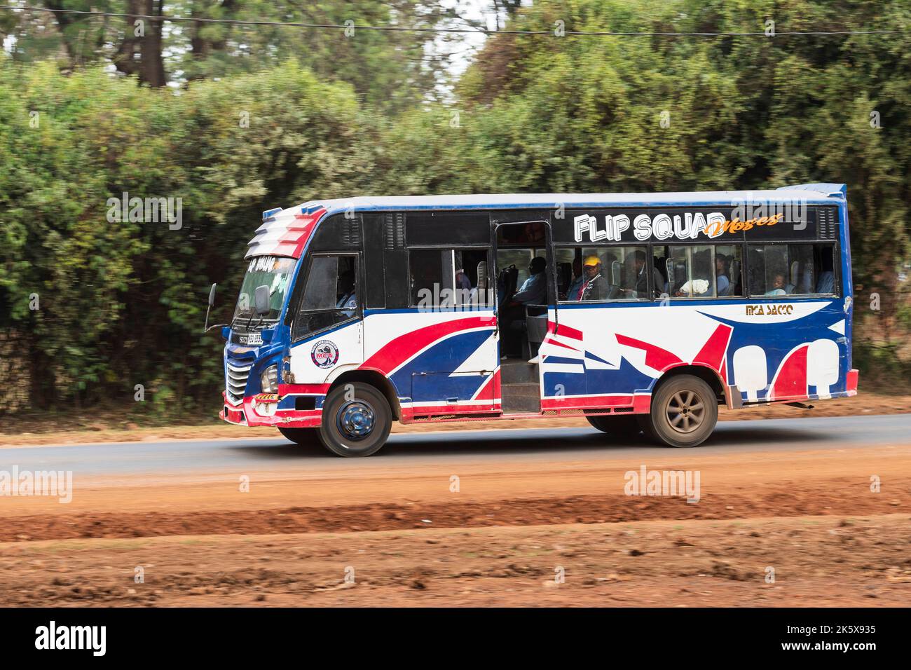 Ein Bus, der entlang der Ngong Straße in der Nähe der Kreuzung mit Oloolua Close fährt. Ngong Road, Nairobi, Kenia. 4. September 2022 Stockfoto
