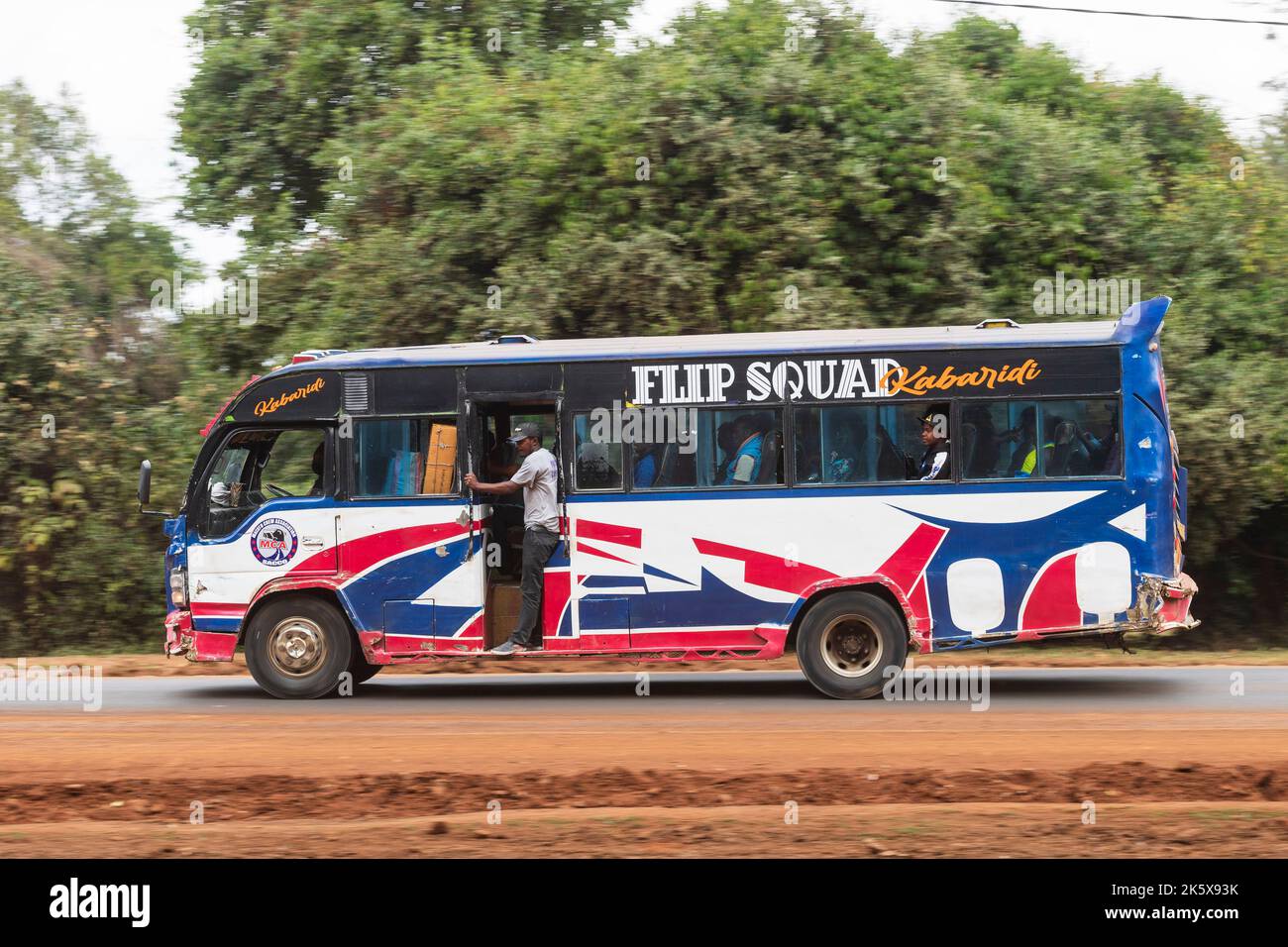 Ein Bus, der entlang der Ngong Straße in der Nähe der Kreuzung mit Oloolua Close fährt. Ngong Road, Nairobi, Kenia. 4. September 2022 Stockfoto