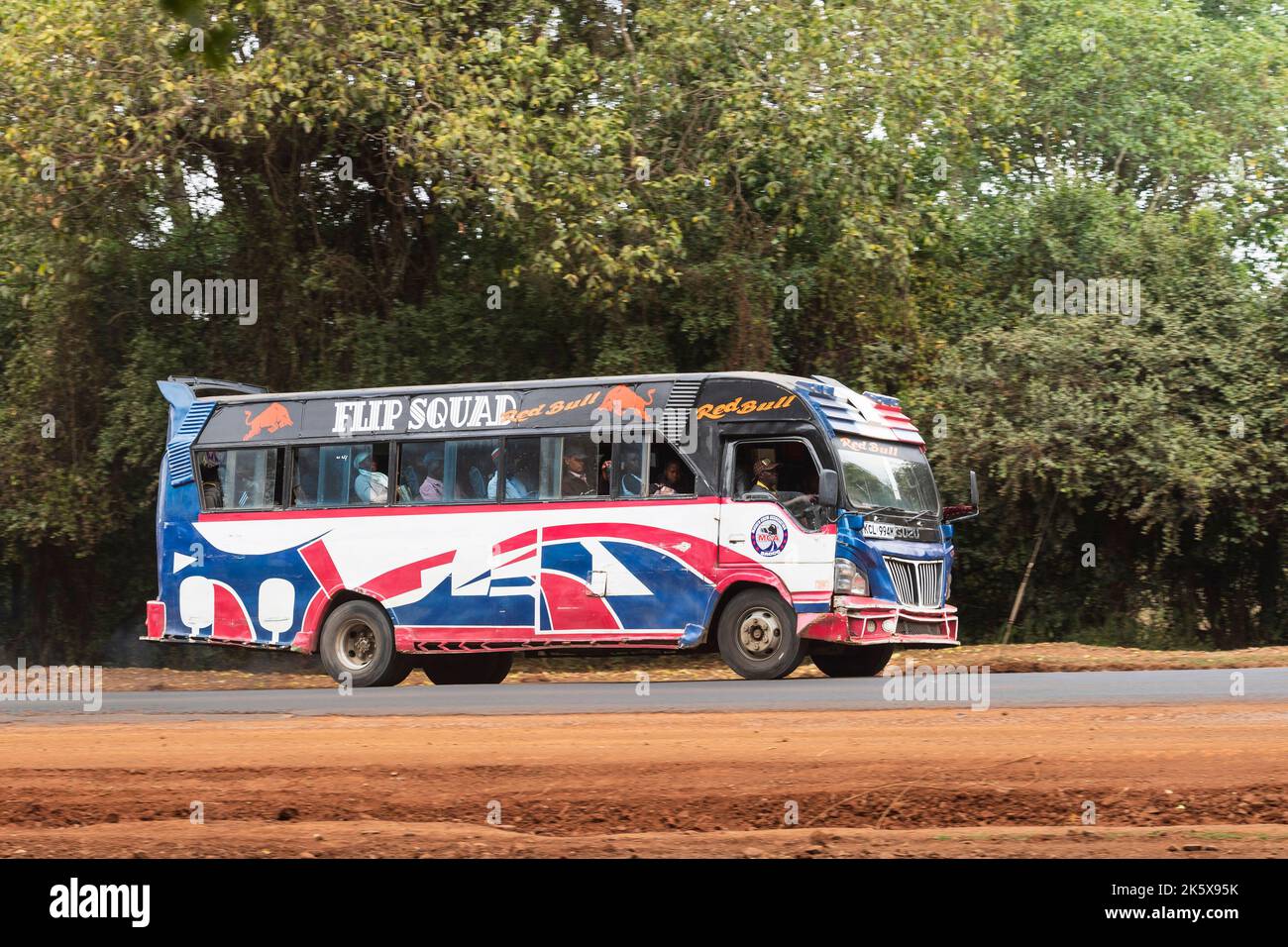 Ein Bus, der entlang der Ngong Straße in der Nähe der Kreuzung mit Oloolua Close fährt. Ngong Road, Nairobi, Kenia. 4. September 2022 Stockfoto