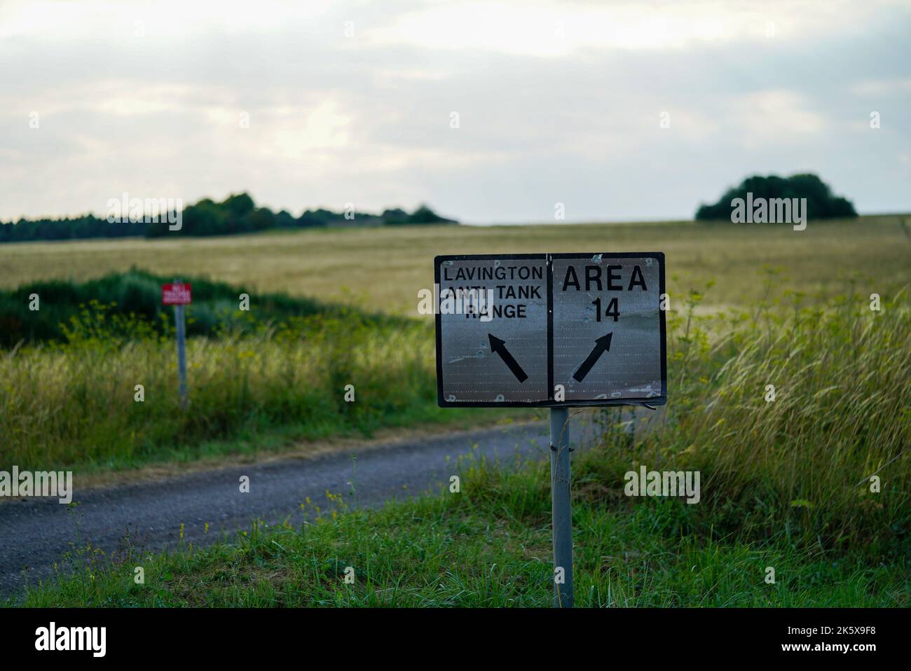 Richtung Militär Schild zum Lavington Anti Tank Range und Area 14 am Rand des Salisbury Plane Military Training Grounds in Wiltshire Stockfoto