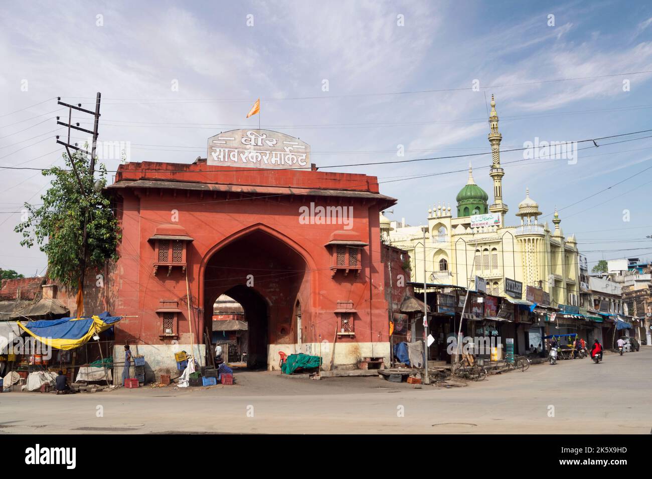 Gate of Fruit Market, Indore, Madhya Pradesh. Auch bekannt als Veer Sawarkar Market. Indische Architektur. Alte Architektur des indischen Tempels. Stockfoto